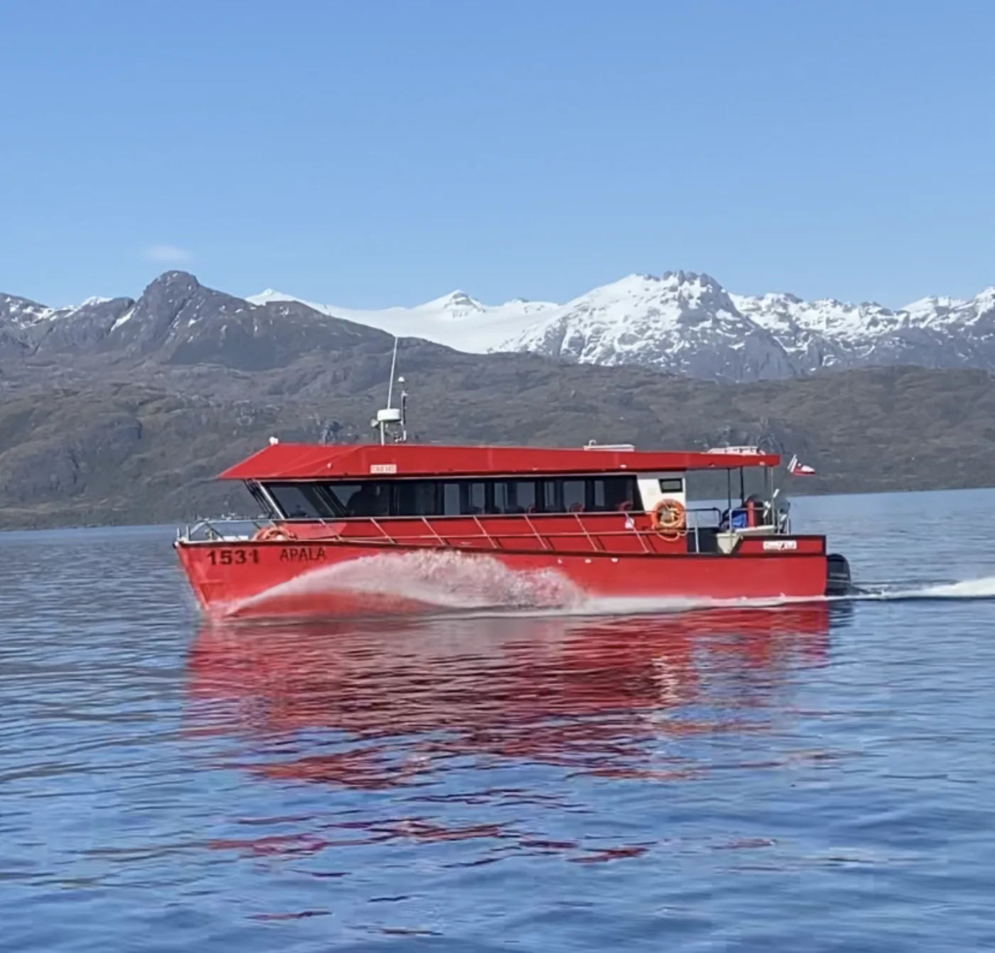Catamarán Apala navegando en la Patagonia