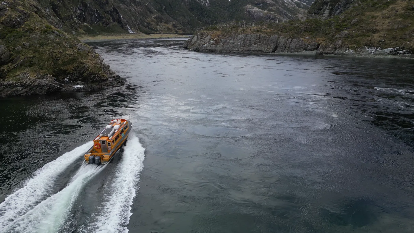 Lancha Motor Asoi navegando por canal patagónico